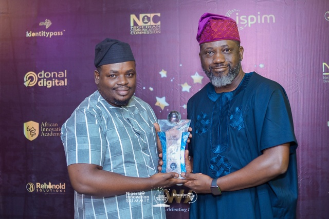 Mr. Peter Ogedengbe, of The Nest presenting the awards to Mr. Dipo Alabede is currently the Group Head, Digital Banking, Sterling Bank. 