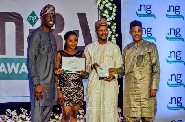Mr. Muhammed Rudman (r), NiRA’s President and Mr Toba Obaniyi (l), NIRA’s VP, presenting the award of .ng Company of the Year Award to Ahmad Mukoshy (2nd r) - Founder & CEO - GigaLayer and the admin staff.