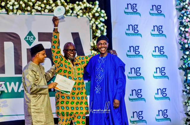 Mr Muhammed Rudman (l), NiRA’s President and Rev. Sunday Folayan (r), the immediate past President, presenting the award for best .ng Registrar in the Gold category to the CEO of IceCool Contracts, Mr Destiny Amana (m).