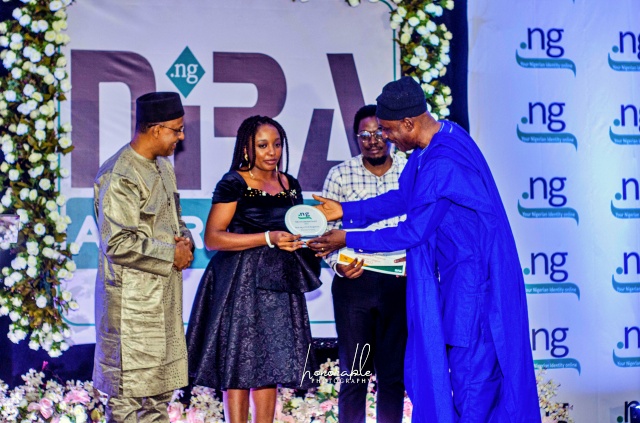 Mr Muhammed Rudman (l), NiRA’s President, and Rev. Sunday Folayan (r), the immediate past President, presenting the award for best .ng Registrar in the Platinum category to the COO, Whogohost Limited, Wunmi Onabanjo (m).