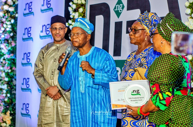 Dr. Isaac Odeyemi, Pioneer Chairman NiRA BoT (2n l) alongside his wife giving his response after he received the President’s special recognition award