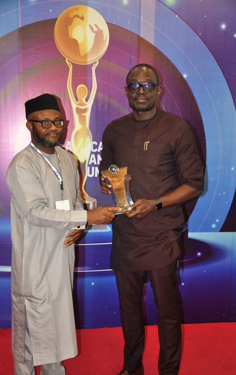 Osa Bazuaye of Africa Data Centres (r), receiving Data Centre Influencer of the Year award on behalf of Dr. Krishnan Ranganath, Regional Executive, West Africa at ADC. The award was presented by Dauda Oyeleye, Galaxy Backbone’s Regional Manager, Lagos & Southwest (l).