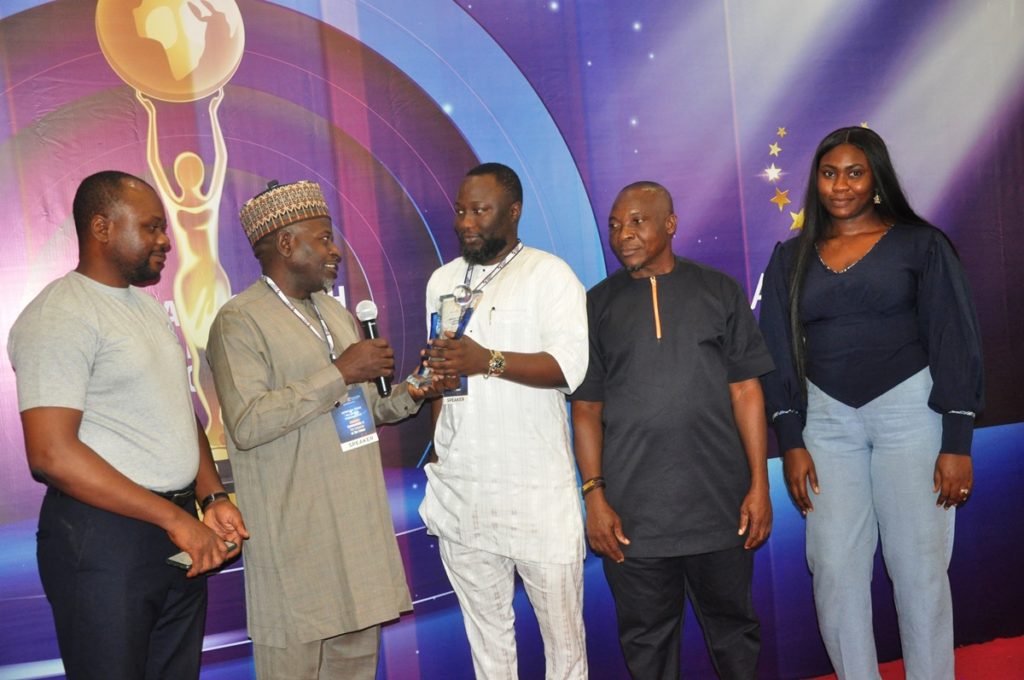 Seun Dania, Founder and Chief Executive Officer of Tradefada receives Best Crypto Exchange Platform of the Year award presented by Prof. Abdu-Ja’afaru Bambale, Executive Director, Technical Services, Nigerian Communications Satellites Limited