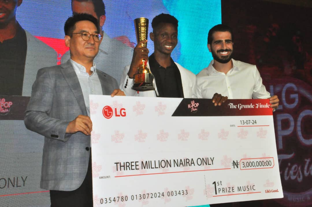 L-R: Mr. Hyoung Sub Ji, Managing Director, LG Electronics West Africa, Hassan Fouani, Head of Marketing, Fouani, presenting the cheque to Ohwodiasa Omamuyovwi " Mamus" 1st prize winner in the Music category of the LG K- Pop 2024 grand finale held at Eko Hotel and Suites, Victoria Island, Lagos on Saturday