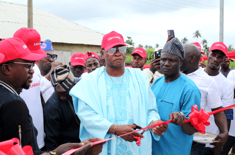 Chief S.B Olukolu, Patron of Oriba Youth Movement commissioning flaked around by his aids and staff of LG Electronics, Mr. Paul Mba, Marketing Manager, LG Electronics, Nigeria at the official commissioning of the solar-powered borehole and streetlights donated to Oriba Community area of Epe Lagos State today.